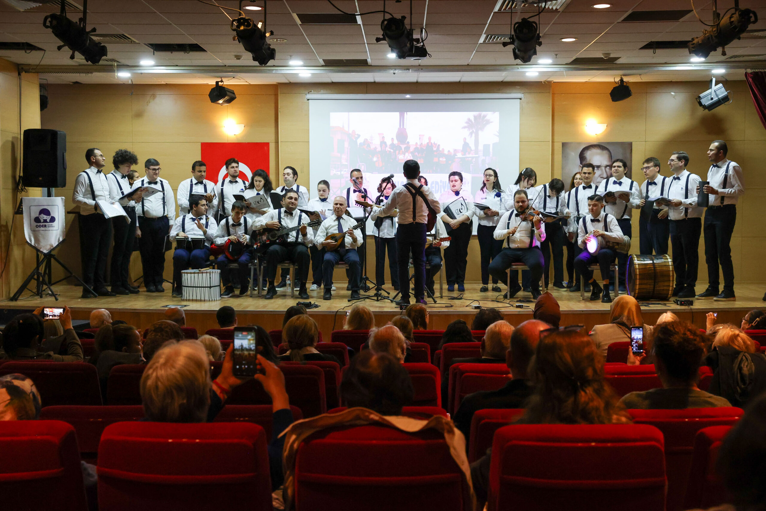 Buca’da engel tanımayan senfoni: Notalar farkındalık için yükseldi