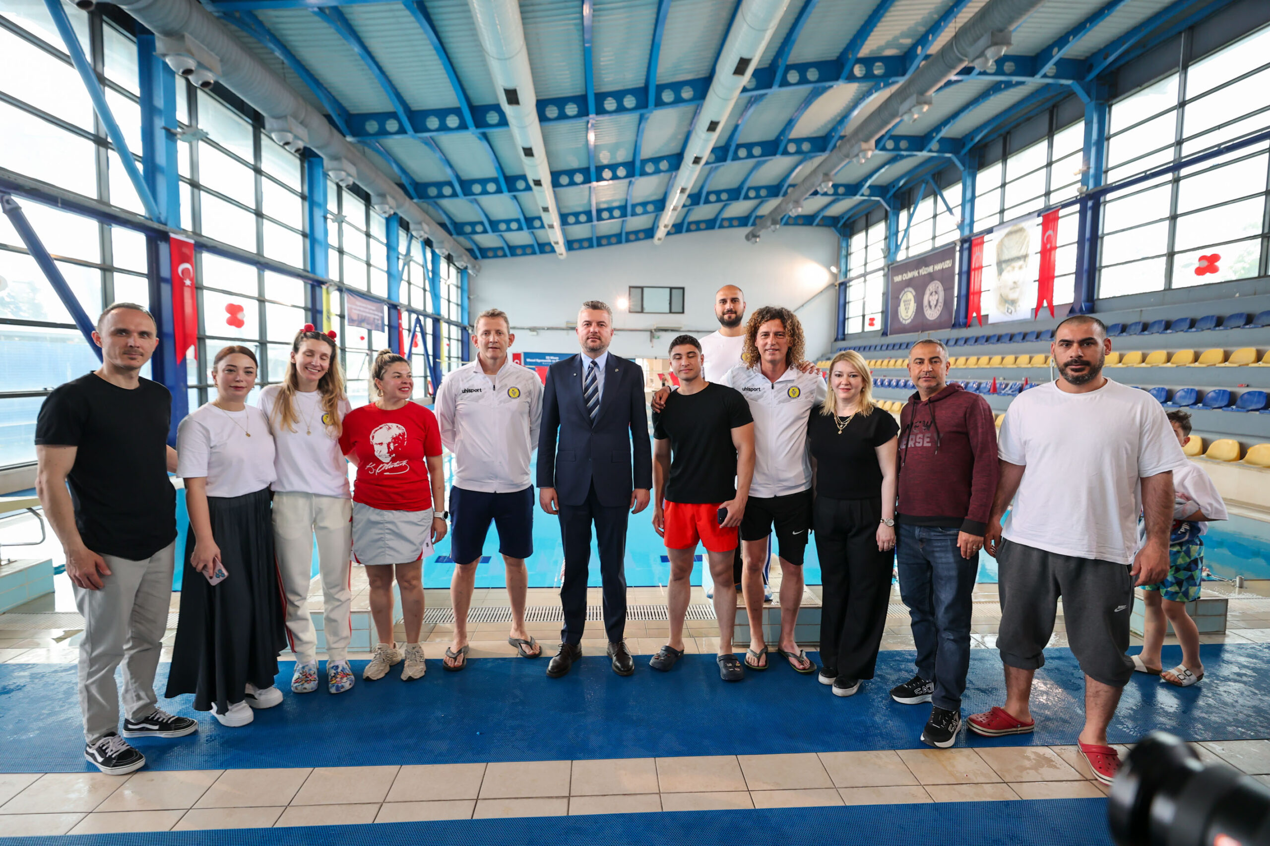 Buca’da 23 Nisan coşkusu havuza taşındı