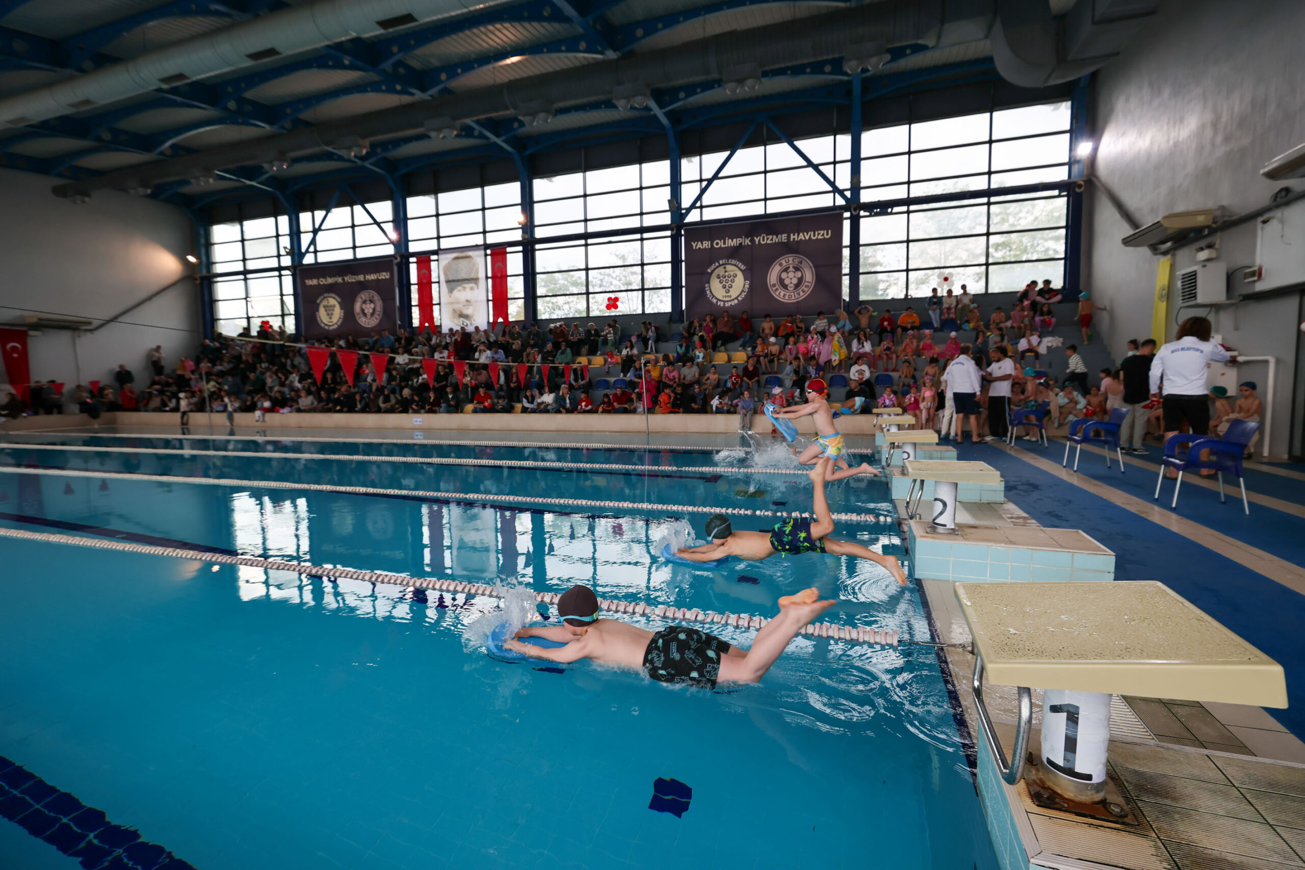 Buca’da 23 Nisan coşkusu havuza taşındı