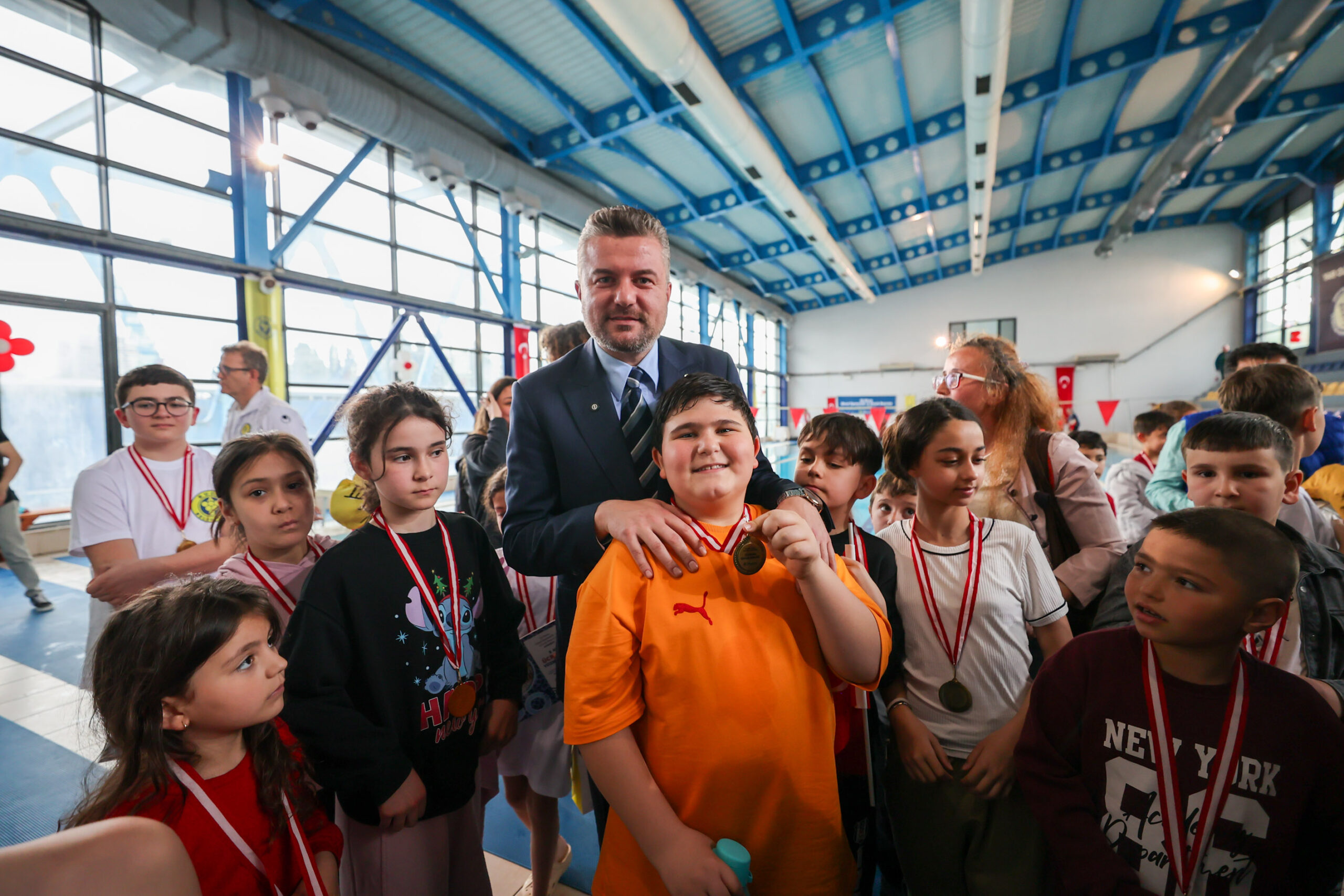 Buca’da 23 Nisan coşkusu havuza taşındı