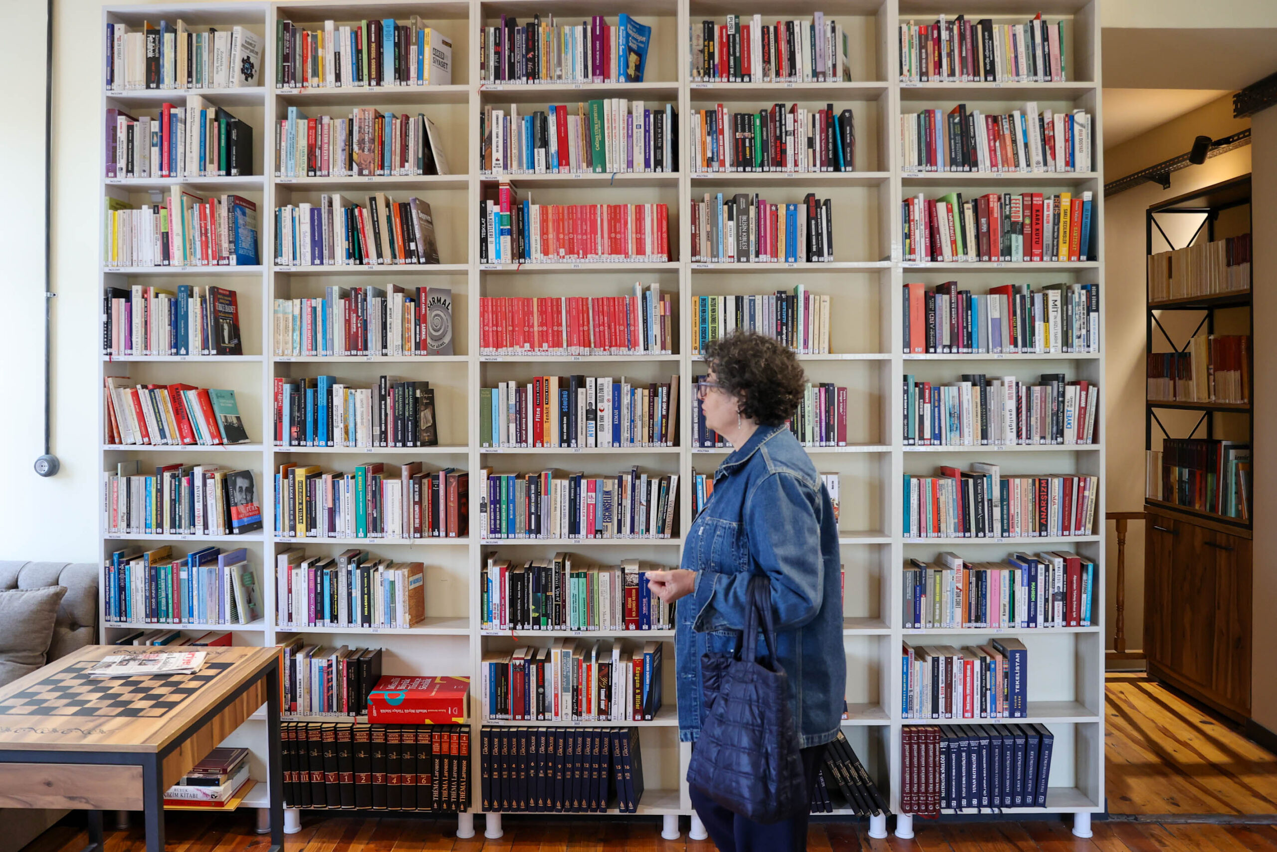 İspanyol Luisa Cumhuriyet Kütüphanesi'nin müdavimi oldu: 'Atatürk köşesi ilgi odağım'