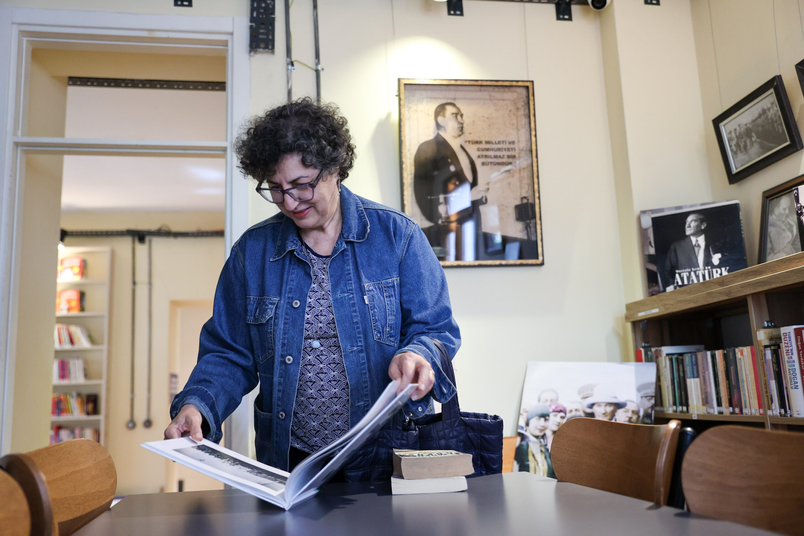 İspanyol Luisa Cumhuriyet Kütüphanesi'nin müdavimi oldu: 'Atatürk köşesi ilgi odağım'