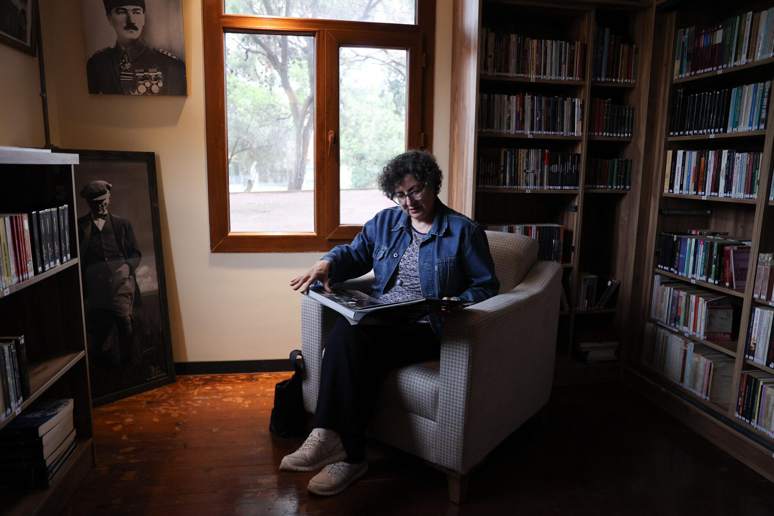 İspanyol Luisa Cumhuriyet Kütüphanesi'nin müdavimi oldu: 'Atatürk köşesi ilgi odağım'