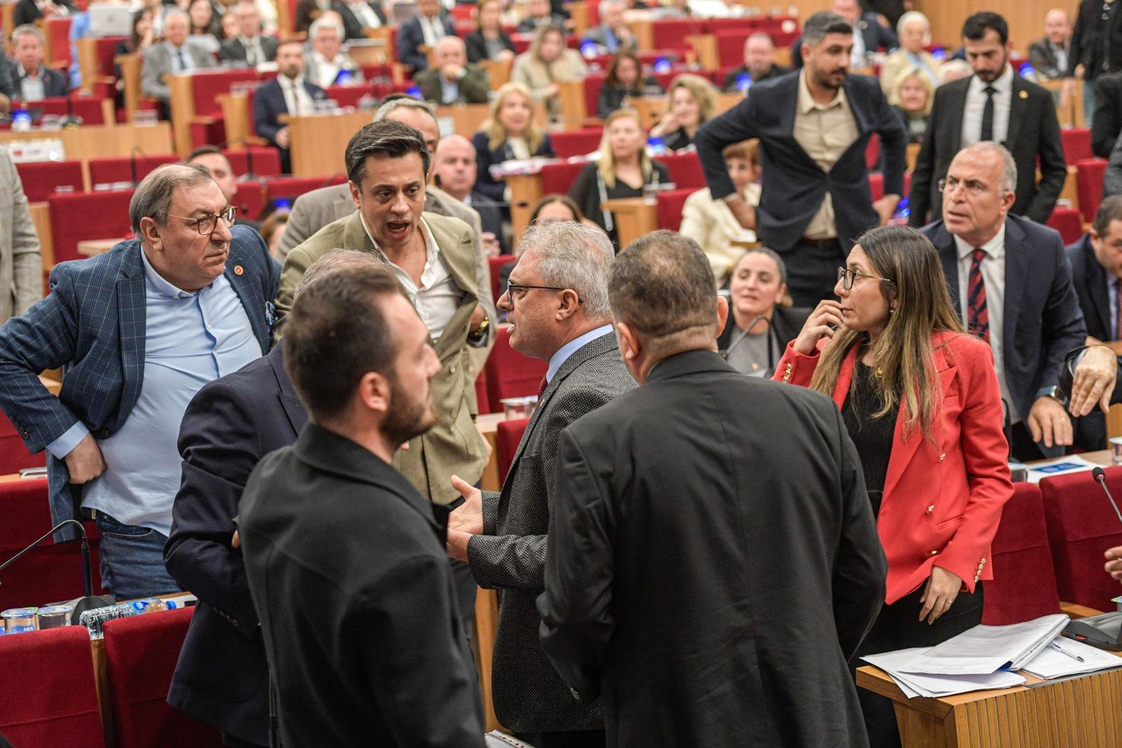 İzmir Meclisi'nde arbede: Yeterlilik önergesi sonrası yumruklar havada uçuştu