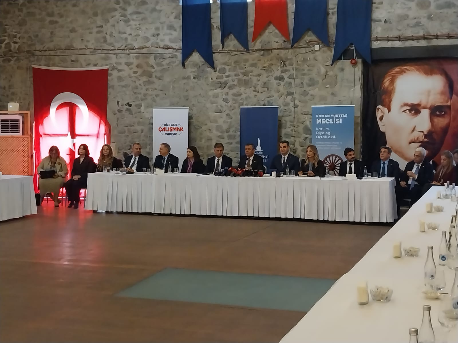 Özgür Özel İzmirli Romanlarla buluştu: 'Parlamentoda temsiliyetiniz şart'