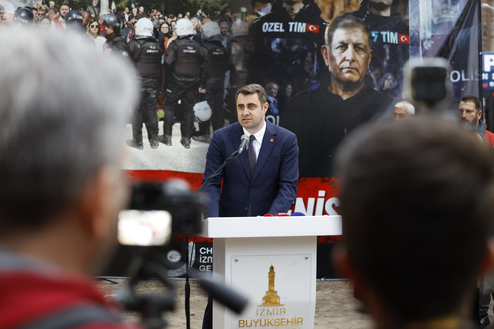 Tugay Meslek Fabrikası nöbetinin 11.'inci gününde: 'Kimsiniz siz be; burası babanızın çiftliği mi?' 7 Tugay Meslek Fabrikası nöbetinin 11.'inci gününde: 'Kimsiniz siz be; burası babanızın çiftliği mi?'