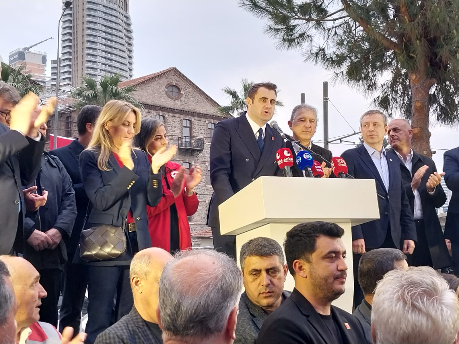Çağatay Güç Meslek Fabrikası mitinginde: 'İzmir ile inatlaşmayın; her yerde direneceğiz'