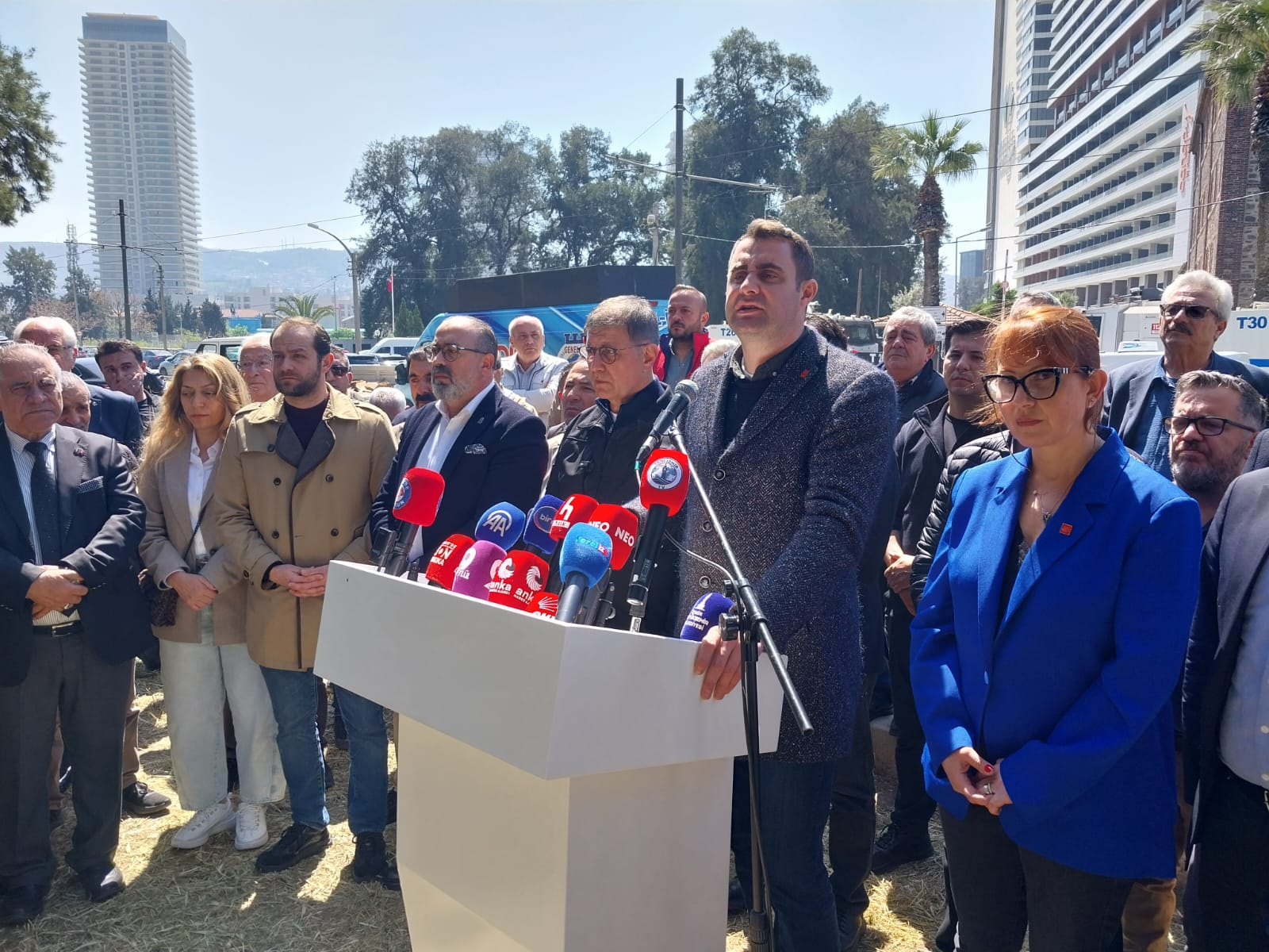 İzmir’de "Meslek Fabrikası" için dev buluşma: “Yarın 18.00’de barikattayız!” 2 İzmir’de "Meslek Fabrikası" için dev buluşma: “Yarın 18.00’de barikattayız!”
