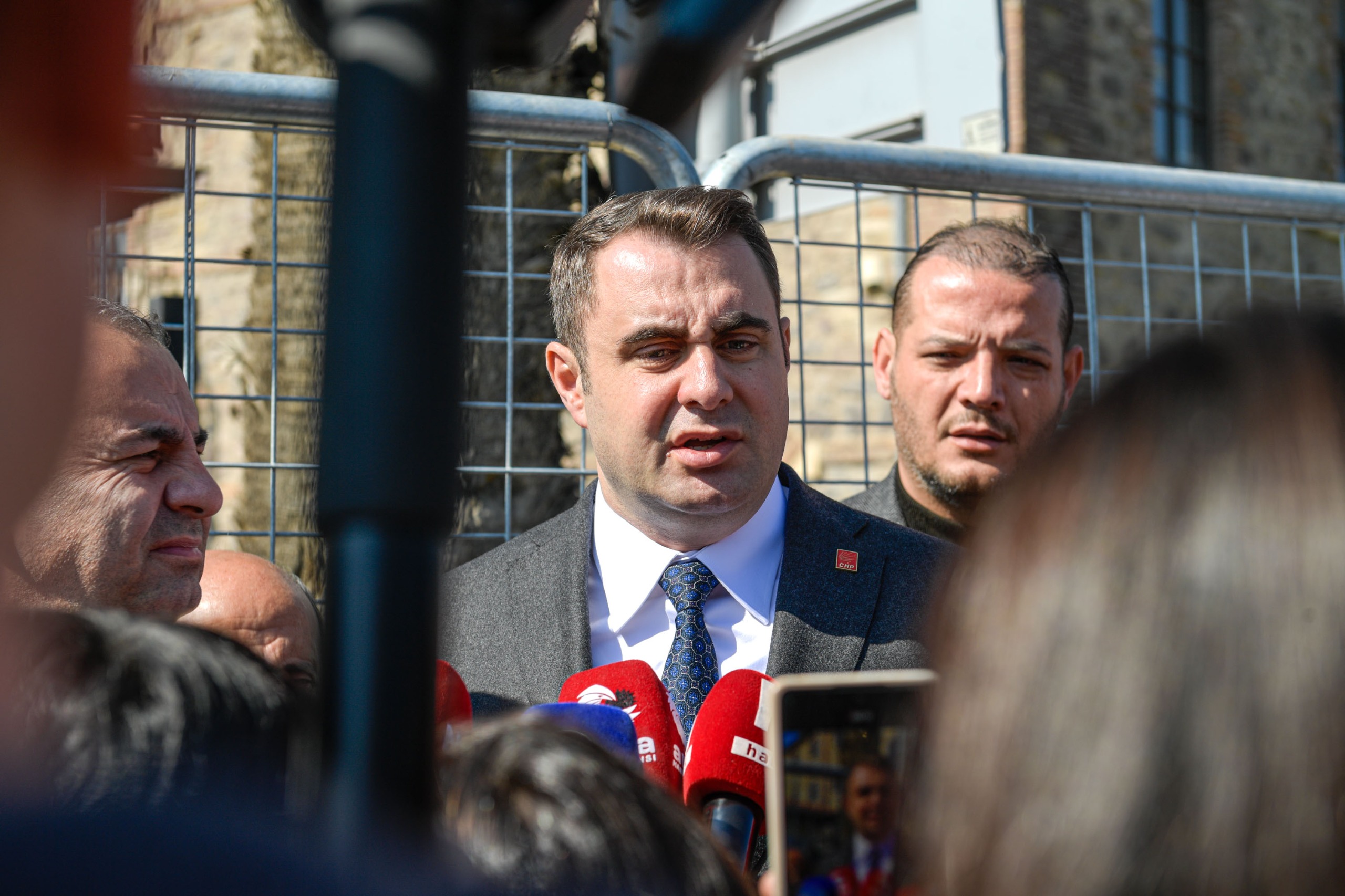 Meslek Fabrikası’nın abluka altına alınmasına tepki: “Ne muradınız varsa Elektrik Fabrikası’nda yapalım”