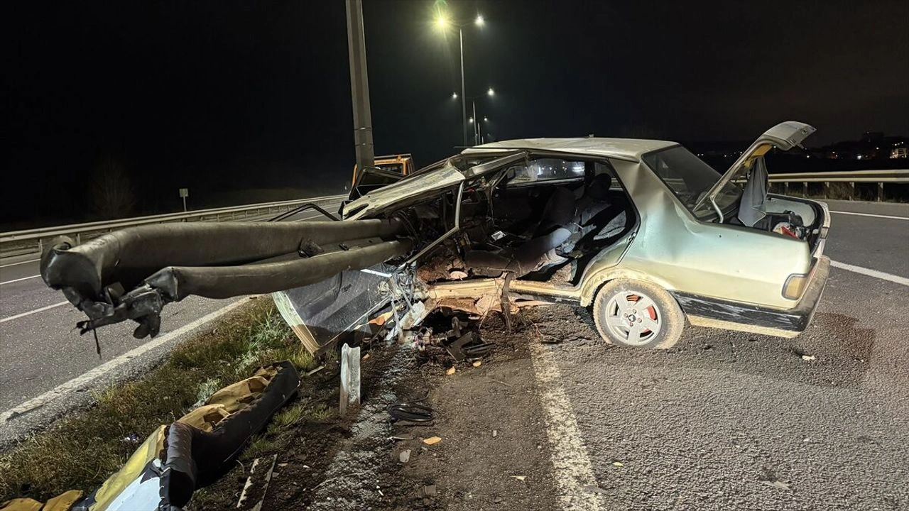Kütahya-Afyon kara yolunda kontrolden çıkan otomobil bariyere ok gibi saplandı.