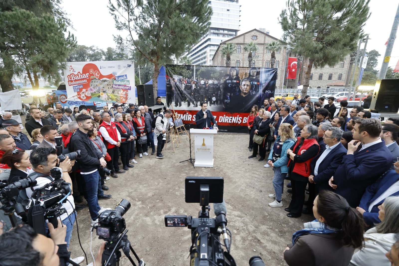 Tugay Meslek Fabrikası nöbetinin 11.'inci gününde: 'Kimsiniz siz be; burası babanızın çiftliği mi?' 8 Tugay Meslek Fabrikası nöbetinin 11.'inci gününde: 'Kimsiniz siz be; burası babanızın çiftliği mi?'