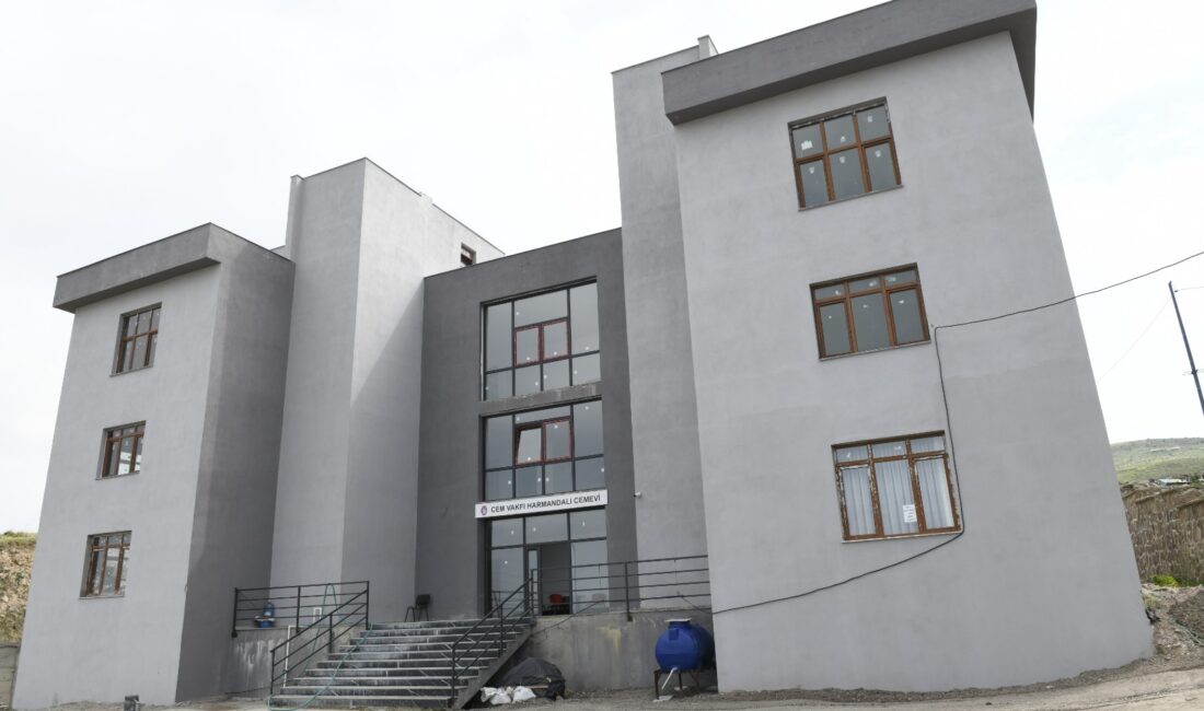 Çiğli Belediye Başkanı Onur Emrah Yıldız, Harmandalı İnönü Mahallesi'ndeki cemevinin