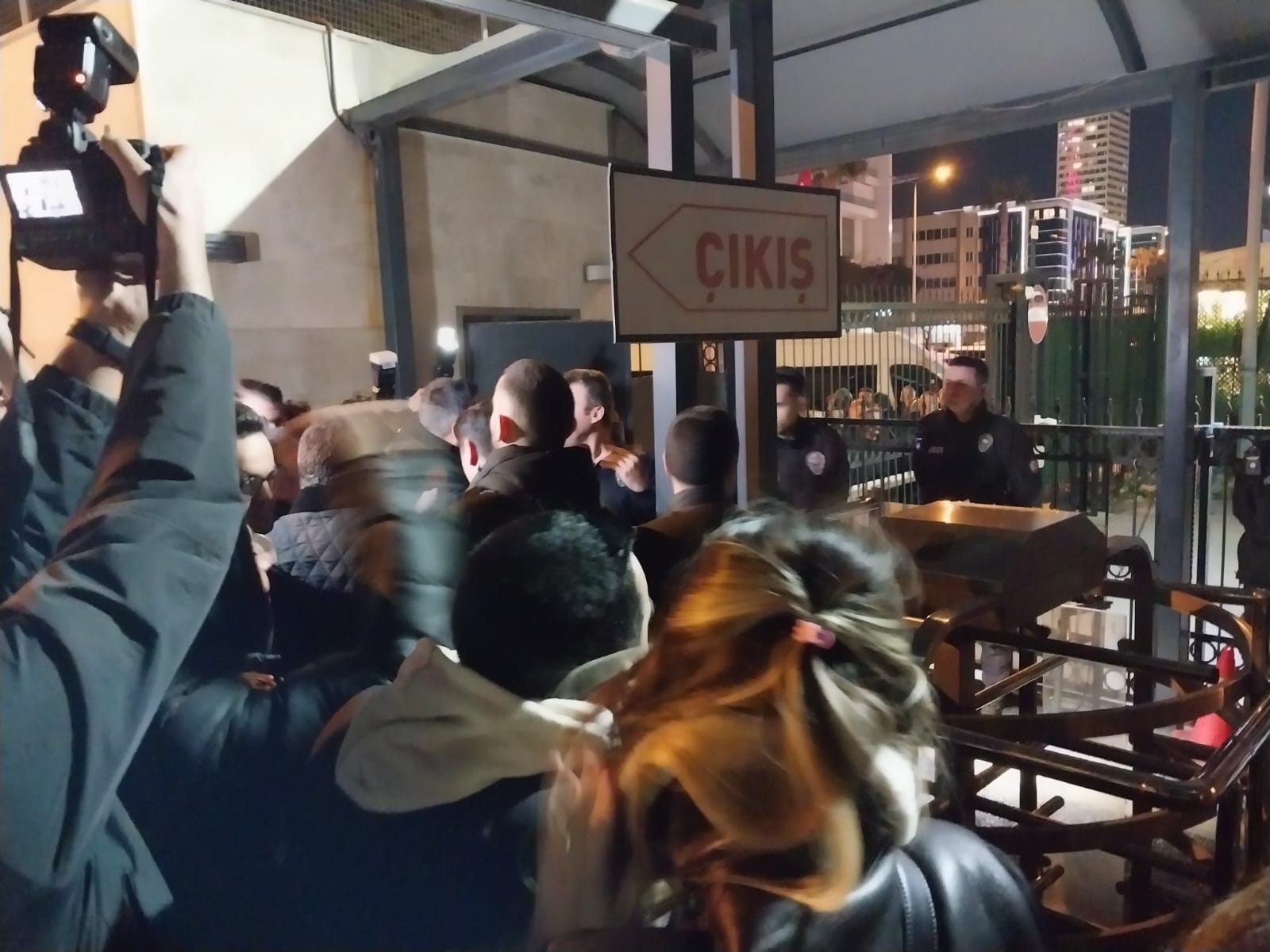 Ömer Eşki 'tutuklama' talebiyle mahkemeye sevkedildi: Adliye önünde gergin bekleyiş