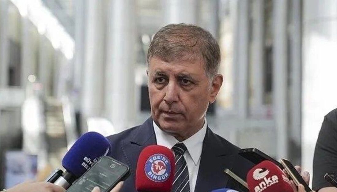 Kültürpark'taki 23 Nisan kortejine katılan Cemil Tugay, çocukların geleceğine işaret