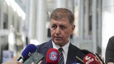 Kültürpark'taki 23 Nisan kortejine katılan Cemil Tugay, çocukların geleceğine işaret