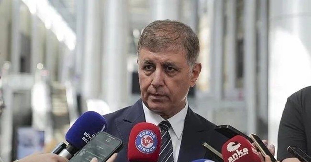 Kültürpark'taki 23 Nisan kortejine katılan Cemil Tugay, çocukların geleceğine işaret