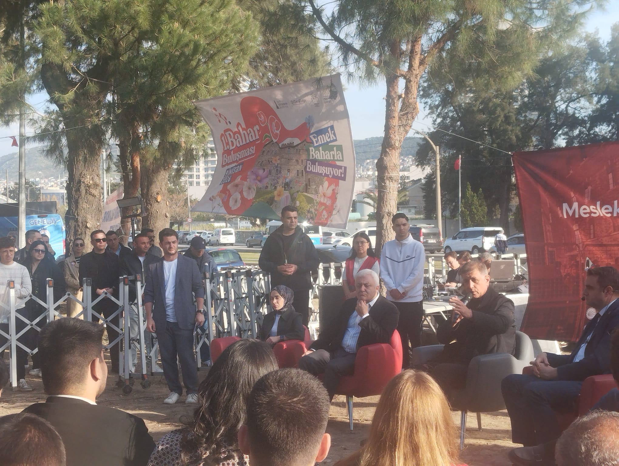 Başkan Tugay'dan Meslek Fabrikası nöbetinde gençlere çarpıcı uyarı: "Vazgeçtiğiniz gün kaybedersiniz!"