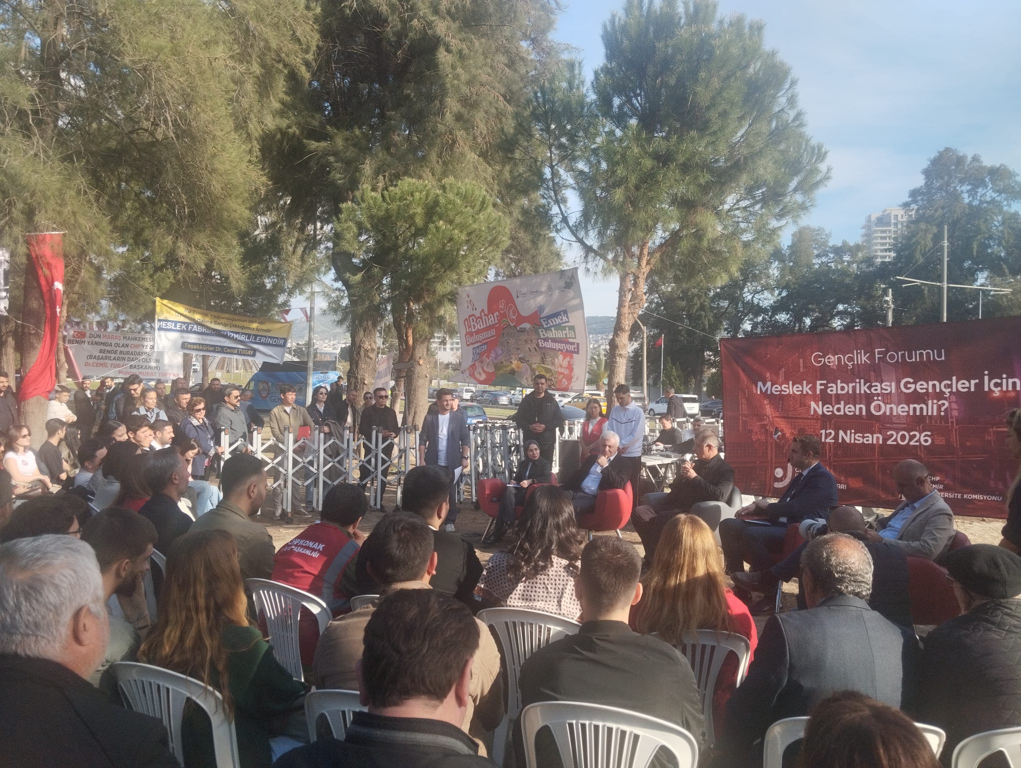 Başkan Tugay'dan Meslek Fabrikası nöbetinde gençlere çarpıcı uyarı: "Vazgeçtiğiniz gün kaybedersiniz!"