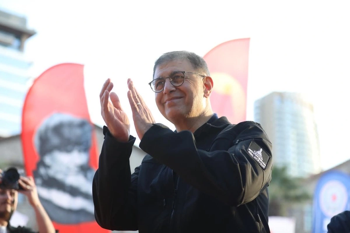 Başkan Tugay'dan Meslek Fabrikası nöbetinde gençlere çarpıcı uyarı: "Vazgeçtiğiniz gün kaybedersiniz!"