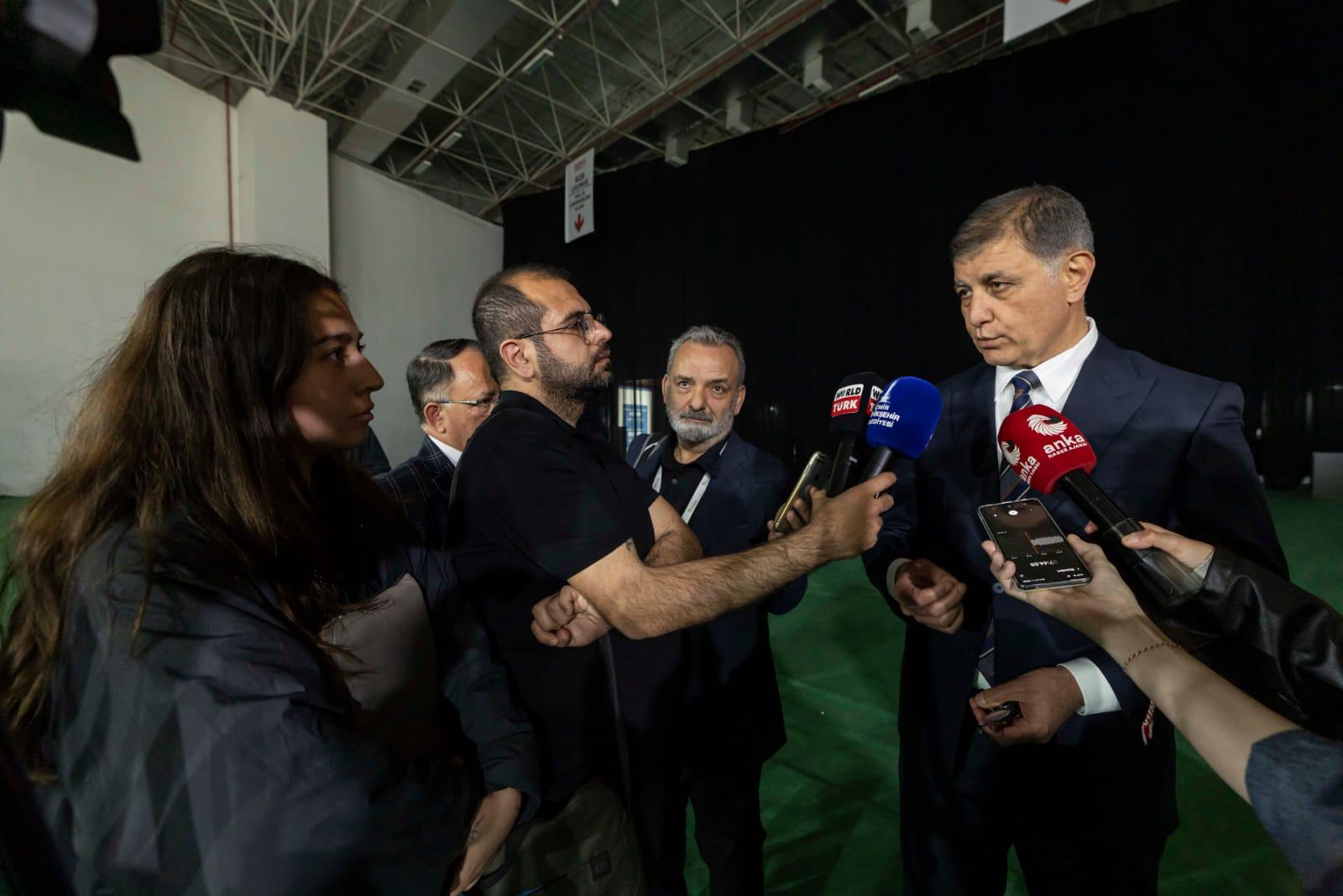 Başkan Tugay'dan 'vinç faturası' iddialarına sert yanıt: “Bu bir siyasi komplodur, ahlaksızlığın dibidir!" 1 Başkan Tugay'dan 'vinç faturası' iddialarına sert yanıt: “Bu bir siyasi komplodur, ahlaksızlığın dibidir!"