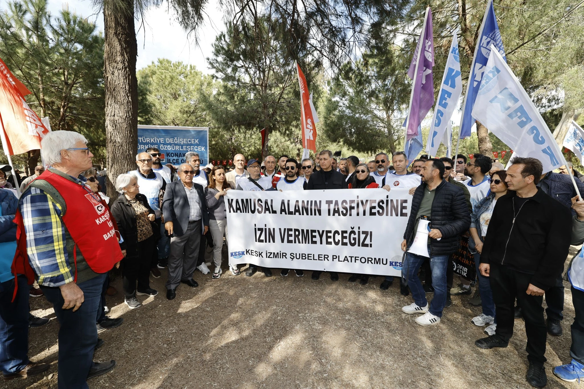 Başkan Tugay tapuyu masaya koydu: “Elimizden alamazsınız!"