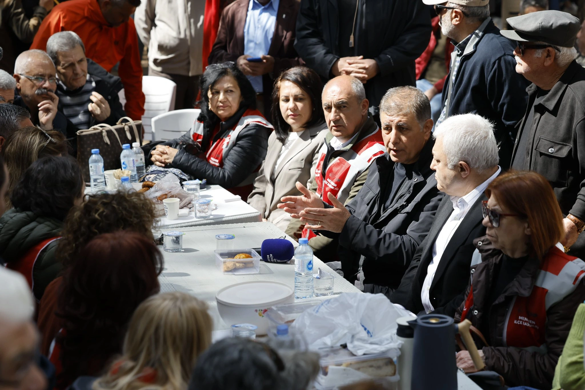 Başkan Tugay tapuyu masaya koydu: “Elimizden alamazsınız!"