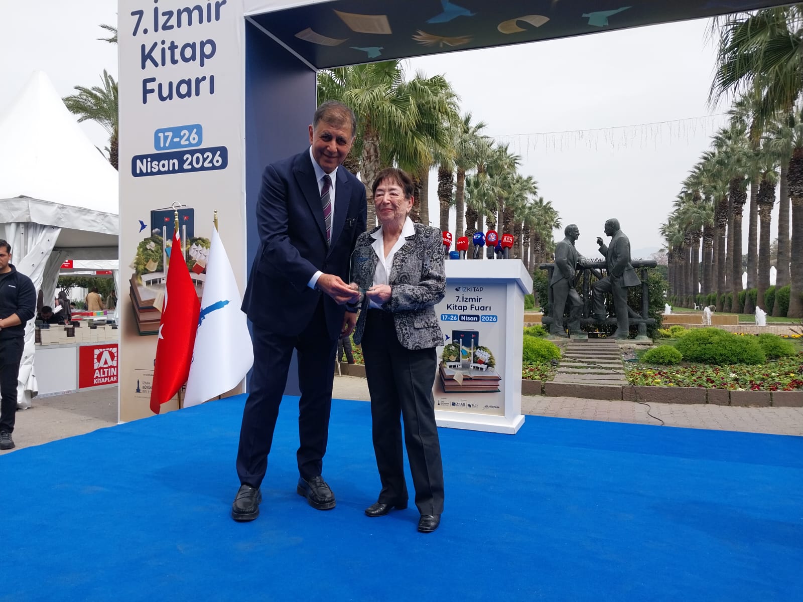 İzmir’in baharı kitapla müjdelendi! İZKİTAP Kültürpark’ta ziyarete açıldı