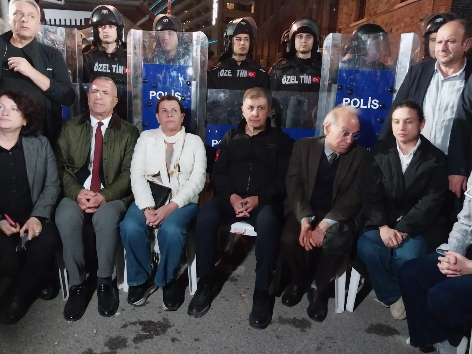 Tugay Meslek Fabrikası önünde 'nöbette': 'Direniş çadırı da kuracağım' 4 Tugay Meslek Fabrikası önünde 'nöbette': 'Direniş çadırı da kuracağım'