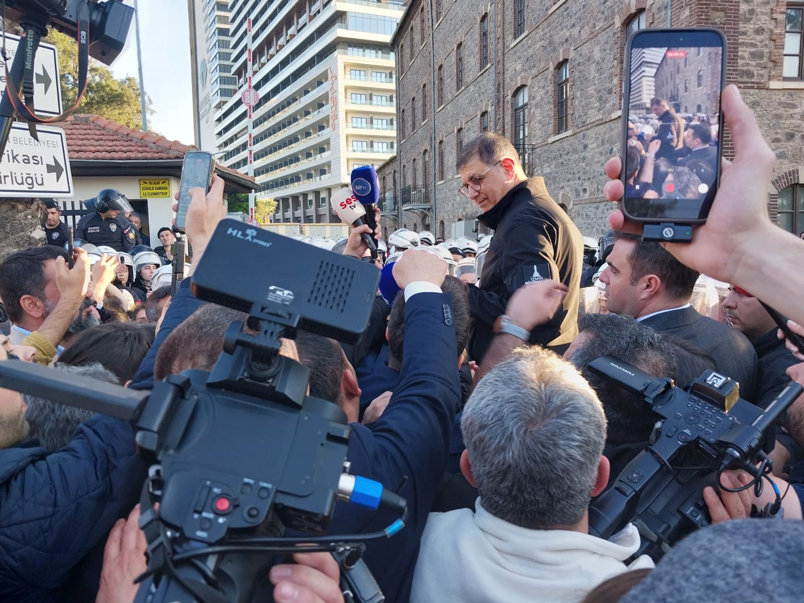 Cemil Tugay Meslek Fabrikası'na koştu: Slogan ve alkışlarla karşılandı