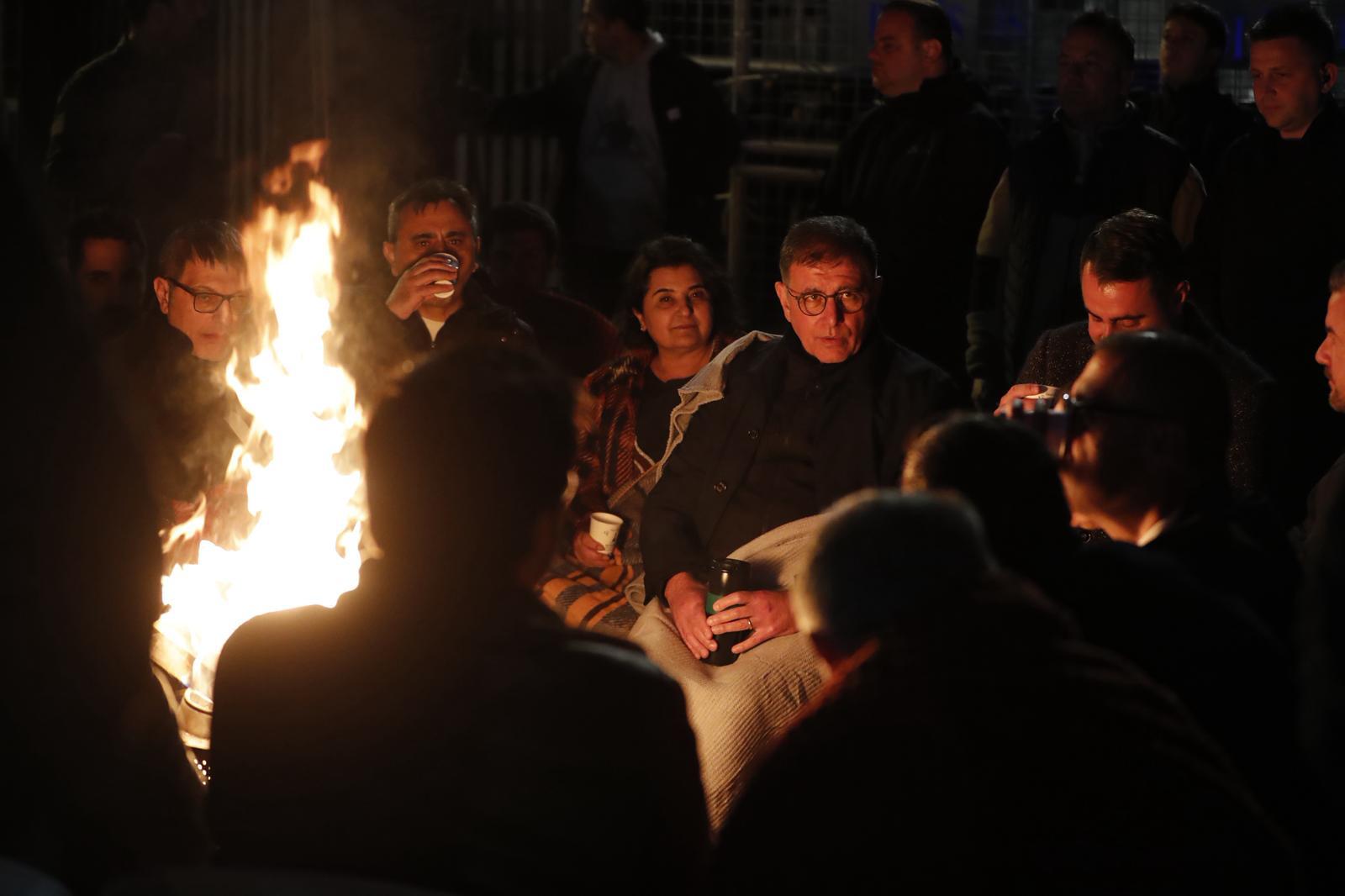 Özel'den Meslek Fabrikası nöbetine destek: Genel Merkezden 'direniş' çıkarması 3 Özel'den Meslek Fabrikası nöbetine destek: Genel Merkezden 'direniş' çıkarması