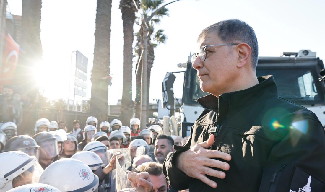 Meslek Fabrikası binasının tahliye edilme girişimi nedeniyle yapı önünde yurttaşlarla