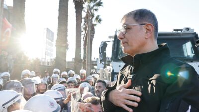 Meslek Fabrikası binasının tahliye edilme girişimi nedeniyle yapı önünde yurttaşlarla