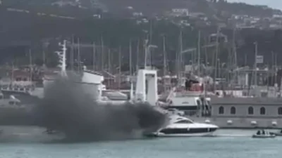 Çeşme’de dün öğleden sonra demirli bir motoryatta çıkan yangın paniğe