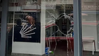 Ankara’da CHP binasına taşlı saldırı düzenleyen ve çevredekilere tehditler savuran