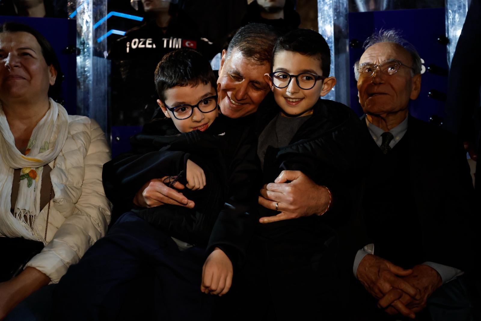 Tugay Meslek Fabrikası önünde 'nöbette': 'Direniş çadırı da kuracağım' 1 Tugay Meslek Fabrikası önünde 'nöbette': 'Direniş çadırı da kuracağım'