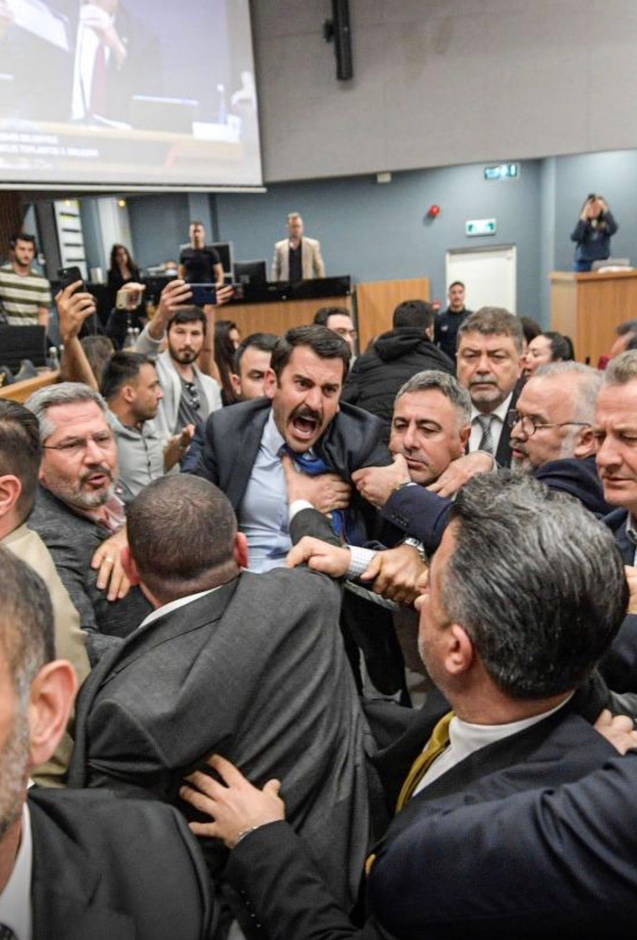 İzmir Meclisi'nde arbede: Yeterlilik önergesi sonrası yumruklar havada uçuştu