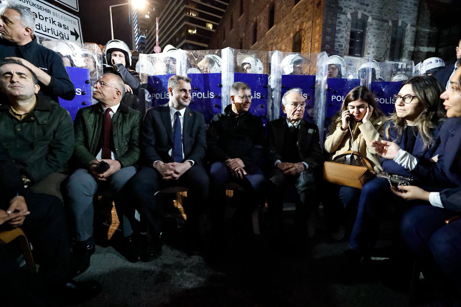 Meslek Fabrikası önünde 'çadır gerginliği': Polis kaldırdı; tansiyon yükseldi