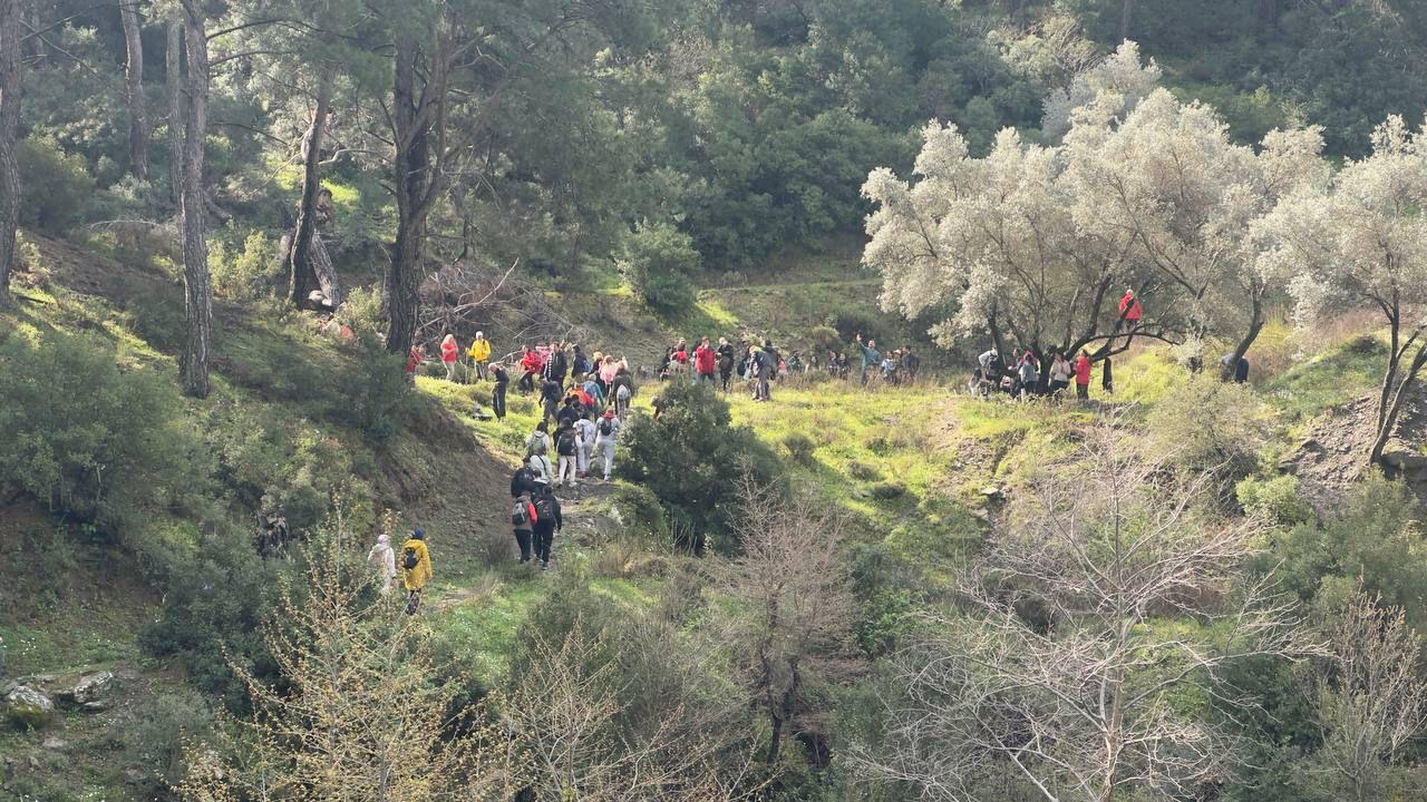 Efes Mimas Yolu’nda anlamlı yürüyüş: Doğada adım kalplerde kitap