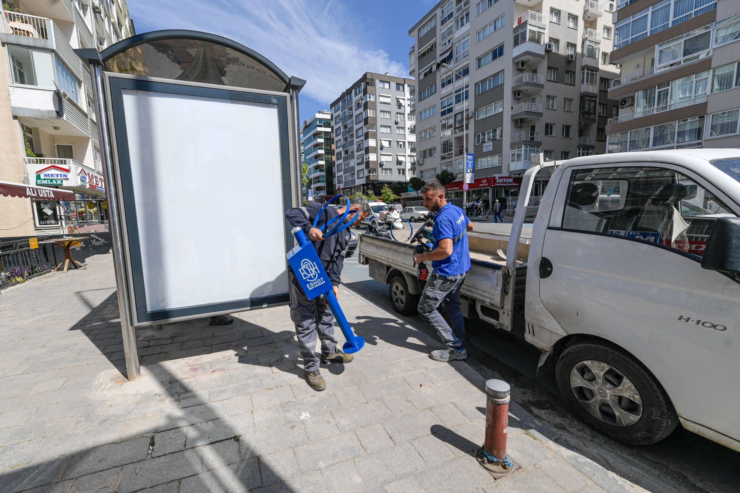 Duraklara 3 binin üzerinde çöp kovası: ESHOT’tan duraklarda temizlik hareketi 