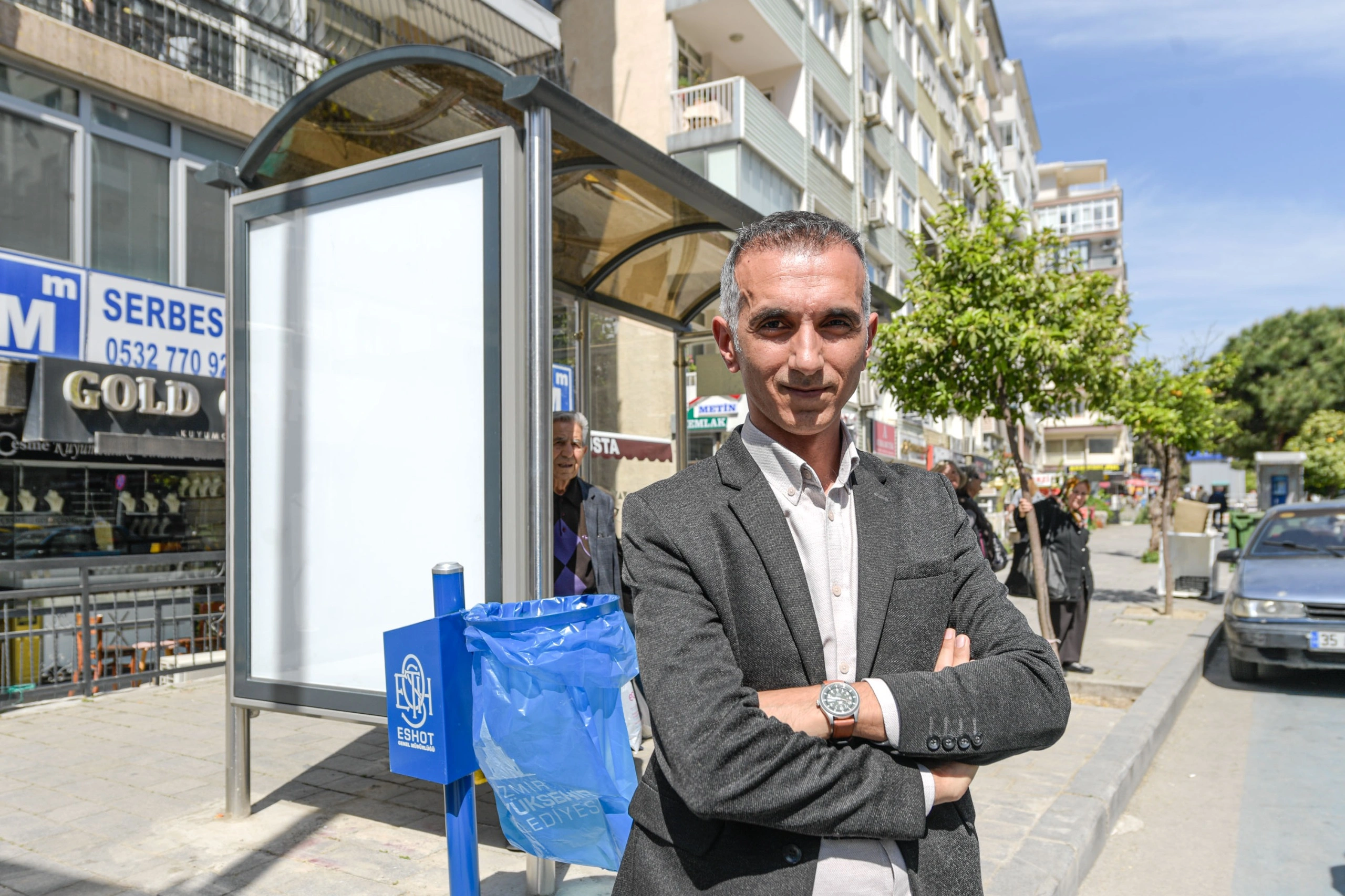 Duraklara 3 binin üzerinde çöp kovası: ESHOT’tan duraklarda temizlik hareketi 