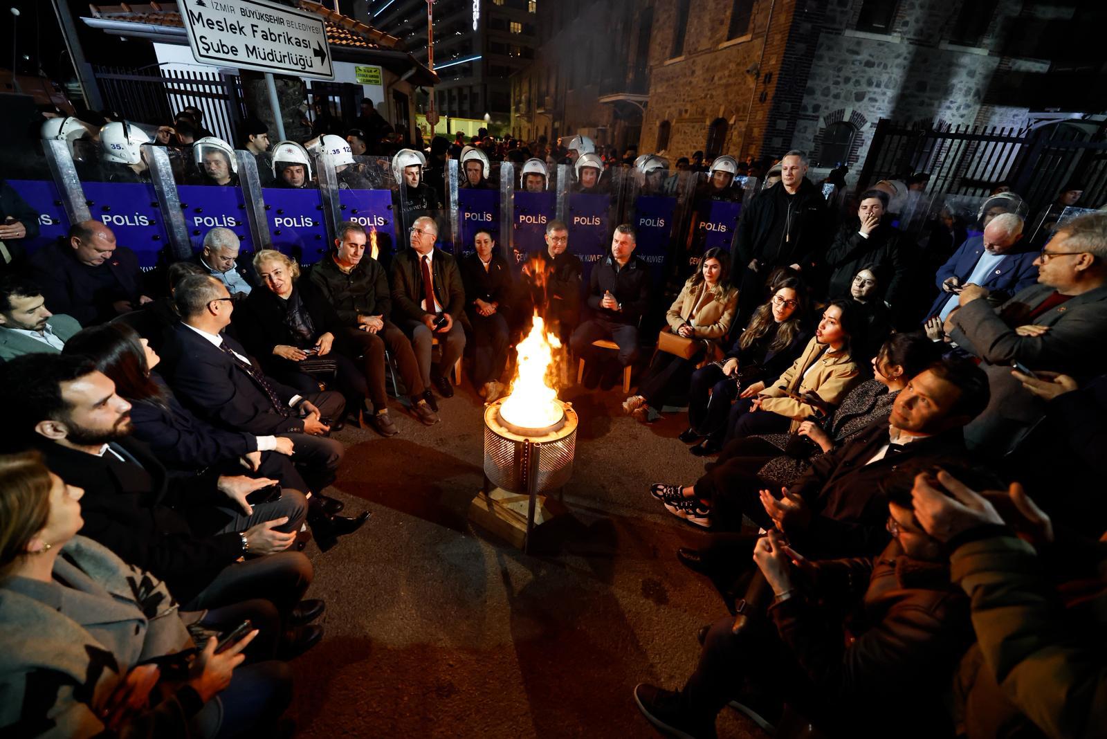 Tugay Meslek Fabrikası nöbetinin ilk sabahında: 'Haksızlığı kabullenemedik; gitmeyi düşünmüyoruz'