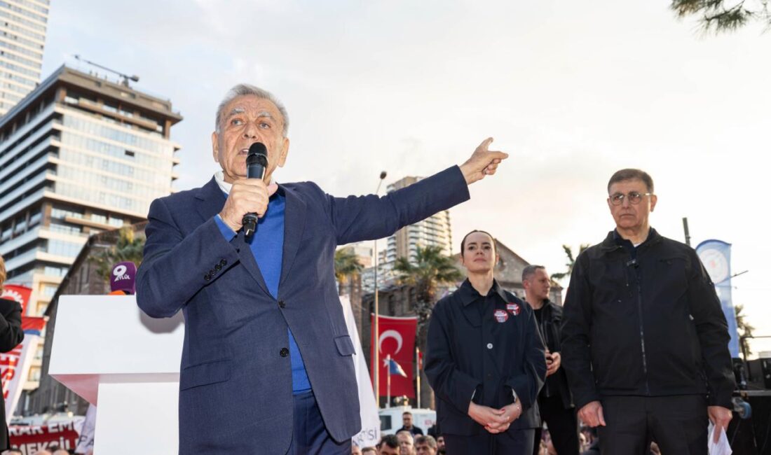 İzmir Büyükşehir Belediyesi eski Başkanı Aziz Kocaoğlu, Meslek Fabrikası önünde