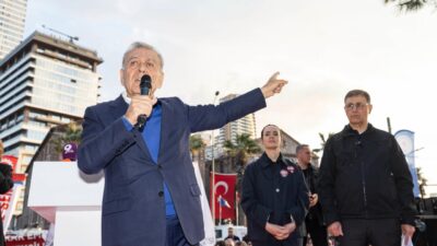 İzmir Büyükşehir Belediyesi eski Başkanı Aziz Kocaoğlu, Meslek Fabrikası önünde