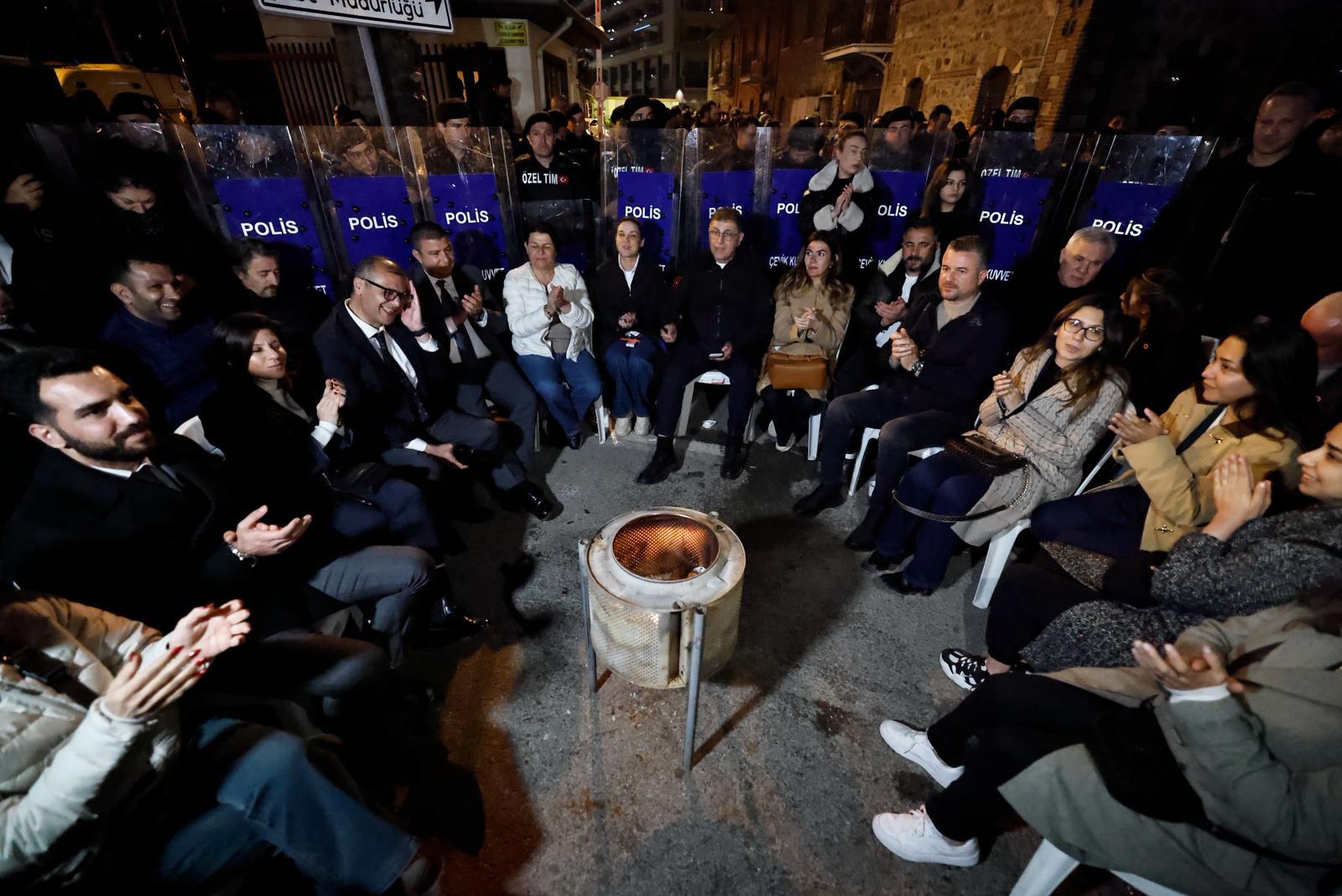 Tugay'dan Çankırı'ya jet 'meclis' yanıtı: 'O gün yoktum bile' 4 Tugay'dan Çankırı'ya jet 'meclis' yanıtı: 'O gün yoktum bile'