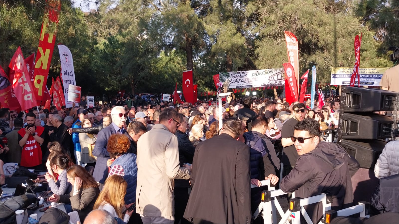 Meslek Fabrikası mitingi başlıyor: İzmirliler toplanmaya başladı 4 Meslek Fabrikası mitingi başlıyor: İzmirliler toplanmaya başladı