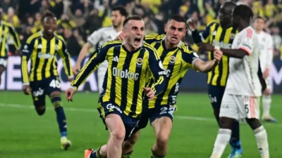 Beşiktaş derbisini Kerem Aktürkoğlu'nun son saniye penaltısıyla kazanan Fenerbahçe, lider