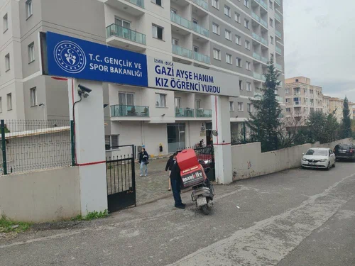 İzmir’in Buca ilçesinde bulunan bir KYK kız öğrenci yurdunda akşam