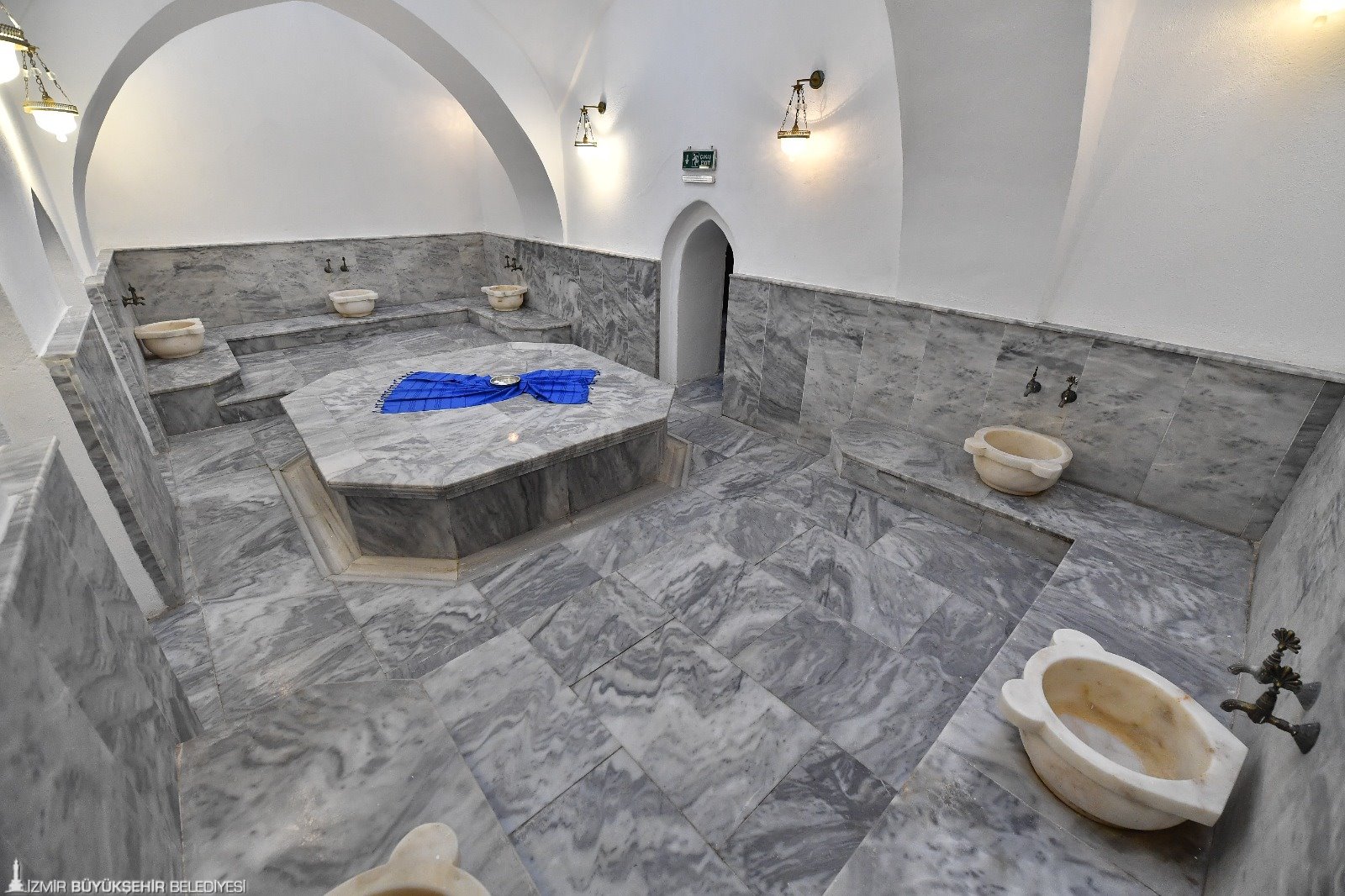 İzmir'de ‘Vakıf' tartışması büyüyor: Meslek Fabrikası'ndan sonra Namazgâh Hamamı da kapatıldı!