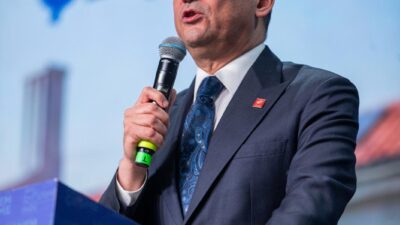 İlk gün kentsel dönüşüm ve sosyal konut hamlesi başlatan Özel,