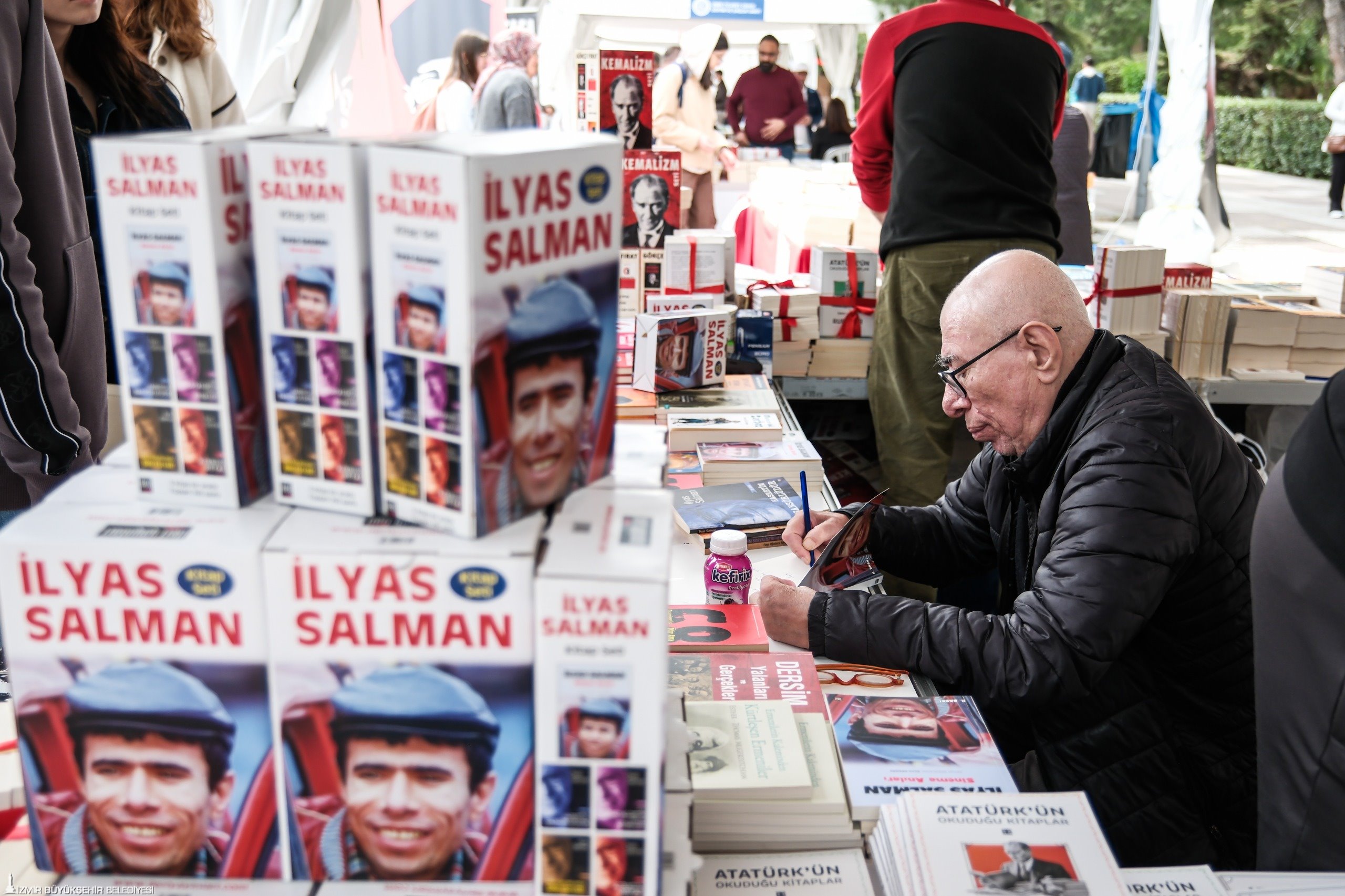 İzmirliler İZKİTAP’a akın etti: Askıda Kitap ve ücretsiz etkinliklere yoğun ilgi
